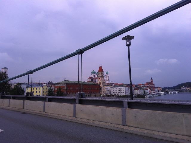 Passau ist eine kreisfreie Universitätsstadt im Regierungsbezirk Niederbayern in Ostbayern. Sie liegt an der Grenze zu Österreich sowie am Zusammenfluss von Donau, Inn und Ilz und wird deshalb auch „Dreiflüssestadt“ genannt. Mit rund 53.000 Einwohnern ist Passau nach Landshut die zweitgrößte Stadt des Regierungsbezirks und wird wegen ihrer Einwohnerzahl als Mittelstadt klassifiziert.
