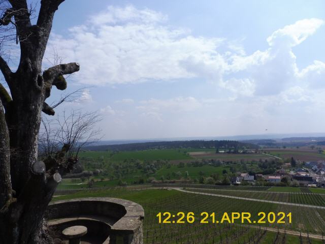 Die Landschaft des Kraichgaus im nordwestlichen Baden-Württemberg wird begrenzt vom Odenwald im Norden, dem Schwarzwald im Süden sowie der Oberrheinischen Tiefebene im Westen. Im Osten wird der Kraichgau von den Höhenzügen des Stromberg und Heuchelberg zum Zabergäu abgegrenzt. Die Gesamtfläche des Gebiets erstreckt sich über 1630 km². Im Nordosten geht er mit Erreichen des Neckars in Bauland und Unterland über, im Südosten mit Erreichen der Enz in das Heckengäu. Das Gebiet des Kraichgaus erstreckt sich auf Teile der Landkreise Karlsruhe, Heilbronn, Enzkreis, Rhein-Neckar-Kreis und Neckar-Odenwald-Kreis.