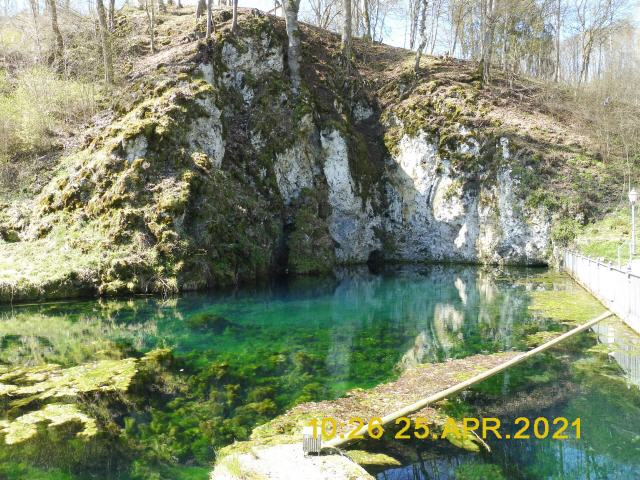 Am Königsbronner Quellsee beginnt die Brenz ihre Reise zur Donau. In weiten Schwüngen fließt sie gemächlich durch ihr Tal, immer nur so schnell, dass wir sie bequem zu Fuß begleiten können.