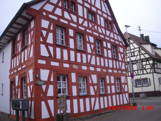 Der Höhenstadtteil liegt als eines der sogenannten Bergdörfer Karlsruhes etwa 100 Höhenmeter über dem Stadtzentrum in der Hügellandschaft am südöstlichen Rand des Stadtgebietes. Er gehört naturräumlich zum südlichen Kraichgau und ist seit Januar 2021 Teil des Naturparks Schwarzwald Mitte/Nord.