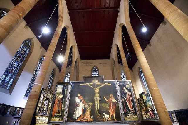 Colmar liegt an der Elsässer Weinstraße und bezeichnet sich gern als Hauptstadt der elsässischen Weine. Die Stadt ist berühmt für ihr gut erhaltenes architektonisches Erbe aus sechs Jahrhunderten und für ihre Museen, darunter das Unterlinden-Museum mit dem Isenheimer Altar. Colmar ist die Geburtsstadt berühmter Künstler wie Martin Schongauer, Frédéric-Auguste Bartholdi, Ernst Stadler und Jean-Jacques Waltz.