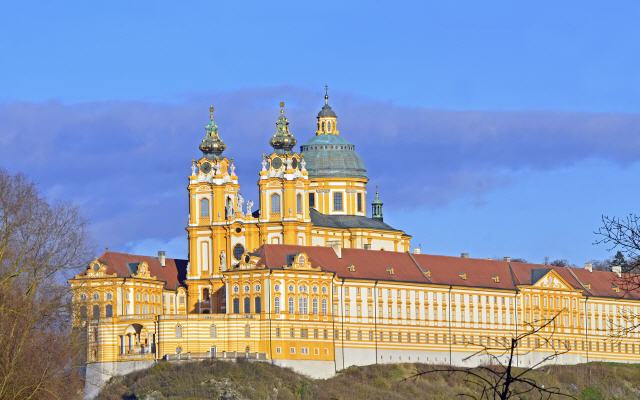 Das Stift Melk, offiziell Abtei Melk (lateinisch Abbatia, ist eine Abtei der Benediktiner im Bundesland Niederösterreich in der Stadt Melk am rechten Ufer der Donau. Der heutige Barockbau wurde in den Jahren 17021746 von Jakob Prandtauer errichtet. Als Wahrzeichen der Wachau gehört es zum UNESCO-Welterbe. Es wurde als sinnbildlichstes und dominantestes Barockgebäude beschrieben. Weiters beherbergt es das Stiftsgymnasium Melk, die älteste noch bestehende Schule Österreichs. Abt des Stiftes ist Georg Wilfinger.