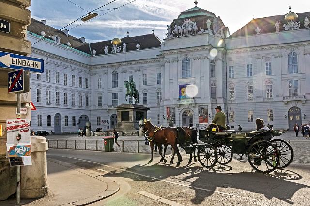 Fiaker stellen eine beliebte Touristenattraktion dar und bieten von mehreren Standplätzen aus meist Rundfahrten im Bereich der Wiener Altstadt an. Außerdem werden am Wiener Zentralfriedhof zwei Rundfahrten und im Schlosspark Schönbrunn eine Rundfahrt angeboten. 2008 gab es 144 Fiaker, wovon die eine Hälfte an geraden, die andere an ungeraden Tagen fährt. Die Kutschfahrten sind nach wie vor ein Saisongeschäft, daher werden die Wintermonate genutzt, um die zum Teil mehr als 100 Jahre alten Kutschen aufwendig zu restaurieren. Im November, sowie im Januar und Februar sind nur etwa 1/3 der Kutschen im Dienst. Standplätze befinden sich am Stephansplatz, Heldenplatz, Michaelerplatz und Petersplatz sowie beim Burgtheater und bei der Albertina hinter der Wiener Staatsoper. Die Preise für Rundfahrten unterschiedlicher Länge werden von der Stadt Wien festgesetzt. Zusätzlich werden kulinarische Stadtrundfahrten angeboten.