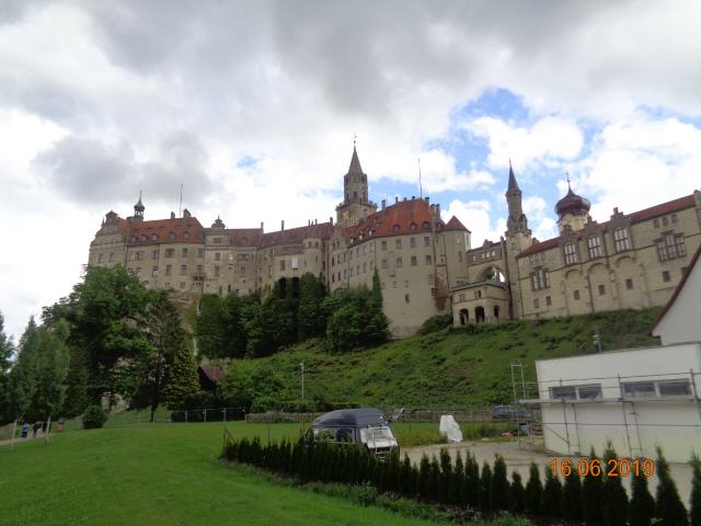 Sigmaringen liegt am südlichen Rand der Schwäbischen Alb. Das Fürstenschloss wurde unterhalb des engen Durchbruchstals der Donau im heutigen Naturpark Obere Donau erbaut. Das Schloss thront auf einem die Donau einengenden, lang gestreckten Kalkfelsen des Weißjuras, dem Schlossberg. Der Felsrücken ist rund 200 Meter lang und erhebt sich bis zu 35 Meter über die Donau. Das auf dem freistehenden Felsen erbaute Schloss ist das größte aller Donautal-Schlösser. Der Felsen fällt nördlich und östlich zur Donau steil ab und bot einer mittelalterlichen Burg strategischen Schutz. Das Schloss befindet sich auf rund 605 Meter über Meereshöhe, die Donau auf 570 Meter.