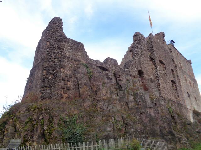 Die Burg wurde in den Jahren 1240 bis 1250 auf dem Schönberg von Walter I. von Geroldseck als Stammburg der Herren von Geroldseck erbaut und bildete zwischen der Landesteilung 1277 und dem Ende der Geroldsecker Herrschaft 1634 den Mittelpunkt der Oberen Herrschaft Hohengeroldseck. Das Gebiet der oberen Ortenau war ab 1277 in der Hand der Nachkommen Walters von Geroldseck und umfasste die Herrschaften Lahr, Mahlberg, Schiltach sowie Kloster Schuttern und Kloster Ettenheimmünster. Ebenfalls im Besitz der Herren von Geroldseck war die Landvogtei zu beiden Seiten des Rheins von Basel bis Seltz. Für 30.000 Gulden kaufte Markgraf Jakob I. von Baden 1442 von den Nachkommen Walters von Geroldseck die Hälfte der Herrschaft Lahr und Mahlberg. 1486 wurde die Burg von Pfalzgraf Philipp erobert und blieb bis 1534 bei der Kurpfalz. Der kurpfälzische Geschützmeister Martin Merz leitete 1486 die sechs Wochen andauernde Beschießung. 1599 verlegten die Geroldsecker ihre Residenz in das zum Renaissanceschloss umgebaute Schloss Dautenstein im nahen Seelbach.