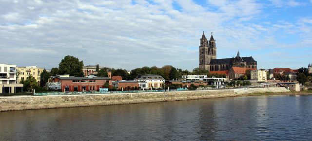 Magdeburg die Hauptstadt des Landes Sachsen-Anhalt. Die Stadt liegt an der Elbe und ist eines der drei Oberzentren des Landes. Mit 236.235 Einwohnern ist sie laut Statistischem Landesamt nach Halle (Saale) die zweitgrößte Stadt Sachsen-Anhalts und die fünftgrößte Stadt der neuen Bundesländer. Magdeburg ist sowohl evangelischer als auch katholischer Bischofssitz. Das Wahrzeichen der Stadt ist der Magdeburger Dom.