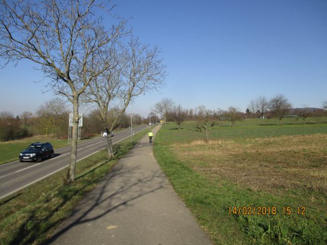 Karlsruhe liegt am Rhein und an dessen kleineren Nebenflüssen Alb und Pfinz in der oberrheinischen Tiefebene, umgeben von Schwarzwald, Kraichgau, Pfälzer Wald und Vogesen