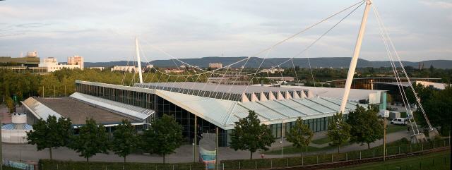 Die Europahalle ist eine Veranstaltungshalle in Karlsruhe, Baden-Württemberg, die Platz für maximal 9000 Zuschauer bietet.