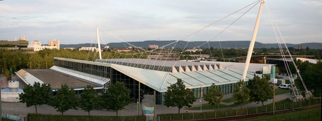 Die Europahalle ist eine Veranstaltungshalle in Karlsruhe, Baden-Württemberg, die ein Fassungsvermögen mit bis zu 9000 Plätzen hat.