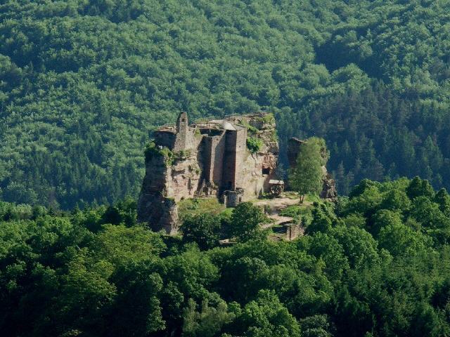 Die im Elsass und mitten im größten europäischen Waldgebiet gelegene Burg Fleckenstein bietet einen einzigartigen Ausblick auf die Naturparks der Nordvogesen und des Pfälzerwalds.