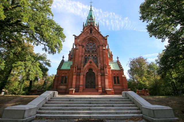 Die Großherzoglich-Badische Grabkapelle im Fasanengarten in Karlsruhe wurde 18891896 von Hermann Hemberger nach Vorentwürfen von Franz Baer und Friedrich Hemberger in der Karlsruher Oststadt erbaut.