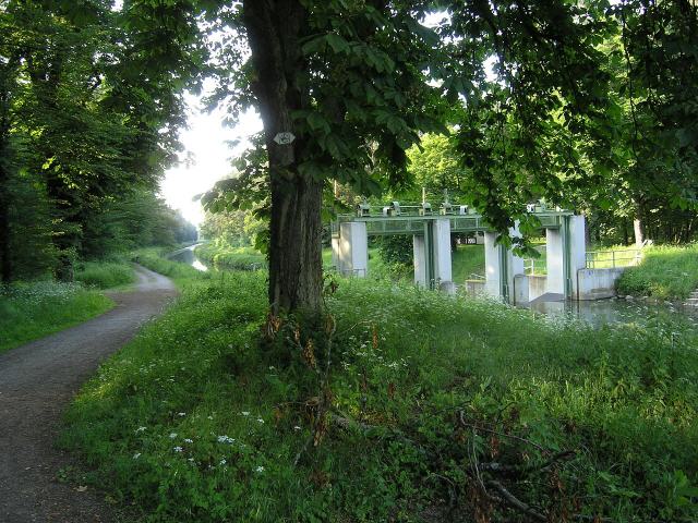 Der Pfinz-Entlastungskanal verläuft in der Oberrheinebene zwischen Karlsruhe-Grötzingen und Leopoldshafen. Der 15,6 Kilometer lange Kanal leitet Hochwasser der Pfinz zum Rhein ab