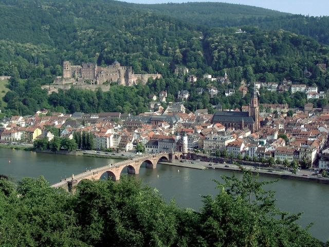 Heidelberg Audiodatei abspielen, etymologische Bedeutung unsicher ist eine Großstadt mit 159.245 Einwohnern (31. Dezember 2021) im deutschen Bundesland Baden-Württemberg. Die Stadt liegt am Neckar dort, wo dieser den Odenwald verlässt und in den Oberrheingraben eintritt. Die ehemalige kurpfälzische Residenzstadt ist bekannt für ihre malerische Altstadt, ihre Schlossruine und ihre Ruprecht-Karls-Universität, die die älteste Hochschule auf dem Gebiet des heutigen Deutschlands ist. Die Stadt zieht Besucher und Wissenschaftler aus der ganzen Welt an.