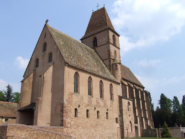 Der Haguenauer Forst, der zu den größten Frankreichs zählt, zog im Mittelalter viele Eremiten an. Viele kirchliche Gebäute entstandenum ihn herum (die kirche von Surbourg, die Basilika von Marienthal, die Abtei Walbourg) daher der Name "Heiliger Wald".