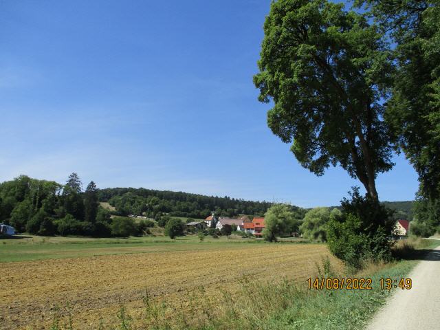 Neben dem Schwarzwald und dem Bodensee gilt die Schwäbische Alb als eine der touristischen Hauptattraktionen im Südwesten Deutschlands. Bedeutend ist sie vor allem als Wander-, Kletter- und Wintersportregion. Bekannt ist sie auch aufgrund ihrer erdgeschichtlichen Besonderheiten; durch die lange menschliche Besiedlungsgeschichte seit der Steinzeit mit zahlreichen materiellen und konstruktiven Hinterlassenschaften aus allen Epochen zeichnet sie sich als Region mit reichem kulturellem Erbe aus.