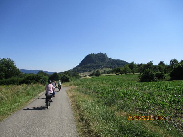 Die Landschaft des Hegau ist geprägt vom Vulkanismus, der vor 14 Millionen Jahren zwei Reihen von Vulkanen entstehen ließ. In diesen Schloten erstarrte die Magma. Als dann im Lauf der Zeit der weichere Tuff rings um die Schlote durch Erosion verschwand, entstanden die Kegel der Hegauberge. Die bekanntesten sind
