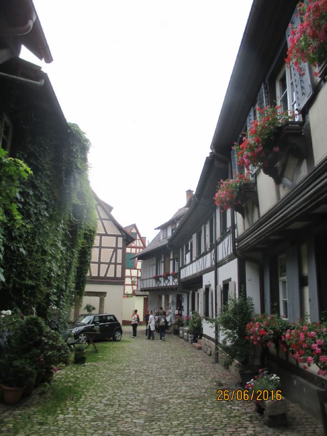 Gengenbach ist eine Stadt im Ortenaukreis in Baden-Württemberg und eine ehemalige Reichsstadt. Sie liegt im vorderen Kinzigtal im Schwarzwald, etwa 10 Kilometer südlich von Offenburg. Mit den Nachbargemeinden Ohlsbach und Berghaupten hat die Stadt eine Verwaltungsgemeinschaft vereinbart.