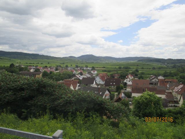 Naturräumlich wird der Kaiserstuhl zum Oberrheinischen Tiefland gezählt und stellt dort die Haupteinheit 203 dar. Er befindet sich in Südbaden zum Großteil im Landkreis Breisgau-Hochschwarzwald, der kleine Nordteil gehört zum Landkreis Emmendingen. Innerhalb der Oberrheinischen Tiefebene liegt er etwa 16 km nordwestlich der Großstadt Freiburg, direkt östlich des Rheins und etwas westlich der Dreisam. Er erhebt sich maximal 377,1 m über den Rhein unterhalb (179,5 m) des Stauwehrs bei Burkheim.