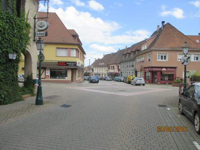 Einst ließ der geniale Baumeister Vauban die Grenzstadt, im nordöstlichen Zipfel des Elsass, zur Festung ausbauen. Noch heute gibt es, trotz mehrmaligen schlimmsten Verwüstungen, Spuren aus der Vergangenheit. Von der Stadtmauer ist jedoch nicht mehr viel übrig. Sie stammt aus dem 15. Jahrhundert und verfügte jener Zeit über 15 Türme, heute steht lediglich der Metzgerturm (frz. Tour des Bouchers) und einige Mauerreste. Bis 1761 diente der Metzgerturm als Gefängnis.