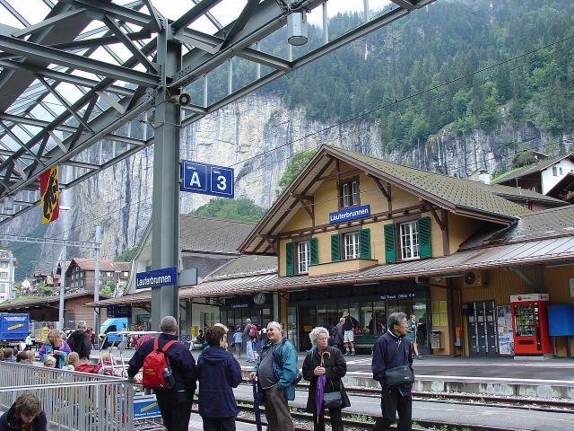 Die Gemeinde liegt im Lauterbrunnental und besteht aus den Ortschaften Lauterbrunnen, Wengen, Mürren, Gimmelwald, Stechelberg und Isenfluh. Die Einwohnerzahl der Ortschaft Lauterbrunnen liegt unter der von Wengen, ist aber höher als die der anderen vier Ortschaften. Die Gesamtfläche der Gemeinde Lauterbrunnen beträgt 164,5 Quadratkilometer. Der tiefste Punkt der Gemeinde liegt bei 728 m ü. M. und der höchste auf 4158 m ü. M.