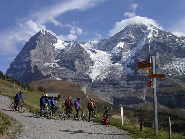 Die Kleine Scheidegg ist die Passhöhe (2061 m ü. M.) zwischen Eiger (3967 m ü. M.) und Lauberhorn (2472 m ü. M.) im Berner Oberland in der Schweiz, die Grindelwald mit Lauterbrunnen verbindet. Auf der Kleinen Scheidegg befinden sich Hotels, Restaurants, Skilifte sowie der Bahnhof der beiden Zahnradbahnen Wengernalpbahn und Jungfraubahn.