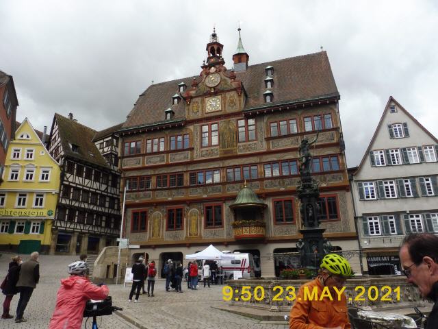 Tübingen (amtlicher Name: Universitätsstadt Tübingen) ist eine Universitätsstadt im Zentrum Baden-Württembergs. Sie liegt am Neckar rund 30 Kilometer südlich der Landeshauptstadt Stuttgart. Die Stadt ist Sitz des Landkreises Tübingen sowie des gleichnamigen Regierungsbezirks und war von 1947 bis 1952 Landeshauptstadt von Württemberg-Hohenzollern. Sie gehört zur Region Neckar-Alb und zur europäischen Metropolregion Stuttgart. Gemeinsam mit der östlichen Nachbarstadt Reutlingen bildet sie eines der 14 Oberzentren des Landes.