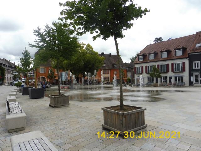 Am Oberrhein gelegen, in direkter Nachbarschaft zum Elsass, liegt Breisach in einer der wärmsten Regionen Deutschlands. Die badischen Weinbaugebiete Kaiserstuhl und Tuniberg sind nur wenige Kilometer entfernt. Nach Freiburg und Colmar sind es jeweils rund 25 Kilometer - beide kann man auch gut mit Bus und Bahn erreichen.