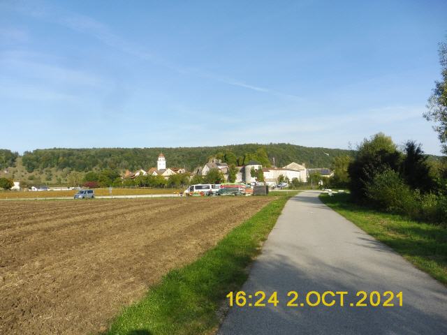 Das Altmühltal beginnt mit der Altmühlquelle an der Frankenhöhe nordwestlich von Leutershausen und endet in Kelheim an der Donau bei Regensburg. Die oberen drei Viertel des Tals liegen im bayerischen Regierungsbezirk Mittelfranken. Ein Stück fließt die Altmühl durch den Landkreis Eichstätt im Regierungsbezirk Oberbayern. Ein kleiner Teil gehört zum Regierungsbezirk Oberpfalz, die Mündung zu Niederbayern. Für manche Autoren gilt es als die Wiege des Geotourismus in Europa. Über besondere Bekanntheit verfügt das Altmühltal aufgrund der im Kalkgestein auffindbaren Fossilien (z. B. Archaeopteryx).