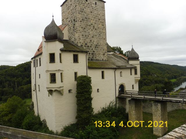 Die Burg Prunn steht in Schloßprunn auf einem steil abfallenden Kalkfelsen aus der Zeit des Jura etwa vier Kilometer südöstlich der niederbayerischen Stadt Riedenburg im Landkreis Kelheim. Sie ist unter der Aktennummer D-2-73-164-132 als Baudenkmal verzeichnet. Die Anlage wird als Bodendenkmal unter der Aktennummer D-2-7036-0231 mit der Beschreibung „untertägige Befunde im Bereich der mittelalterlichen Burg Prunn“ geführt.