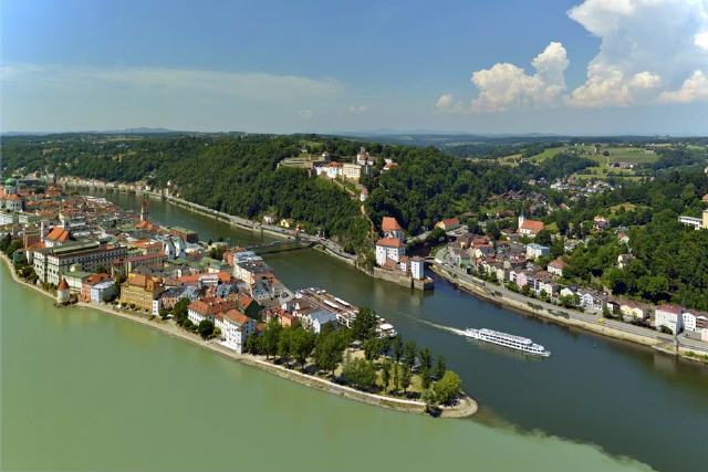 Passau ist eine kreisfreie Universitätsstadt im Regierungsbezirk Niederbayern in Ostbayern. Sie liegt an der Grenze zu Österreich sowie am Zusammenfluss von Donau, Inn und Ilz und wird deshalb auch Dreiflüssestadt genannt. Mit rund 53.000 Einwohnern ist Passau nach Landshut die zweitgrößte Stadt des Regierungsbezirks und wird wegen ihrer Einwohnerzahl als Mittelstadt klassifiziert.