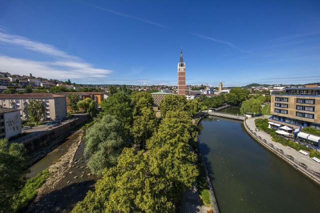 Pforzheim ist eine Großstadt mit 127.849 Einwohnern (31. Dezember 2022) im Nordwesten Baden-Württembergs am Nordrand des Schwarzwalds am Zusammenfluss von Enz, Nagold und Würm. Pforzheim ist ein Stadtkreis und zugleich Verwaltungssitz des Enzkreises, von dem das Stadtgebiet fast vollständig umschlossen ist. Die Stadt ist ein Zentrum des Verdichtungsraums Karlsruhe/Pforzheim, der etwa 650.000 Einwohner zählt. Die Stadt ist ferner das Oberzentrum der Region Nordschwarzwald. Die nächsten größeren Städte sind Karlsruhe (etwa 25 Kilometer nordwestlich) und die Landeshauptstadt Stuttgart (rund 37 Kilometer südöstlich). Pforzheim beherbergt zahlreiche weiterführende Schulen sowie eine Hochschule für angewandte Wissenschaft (Hochschule Pforzheim)