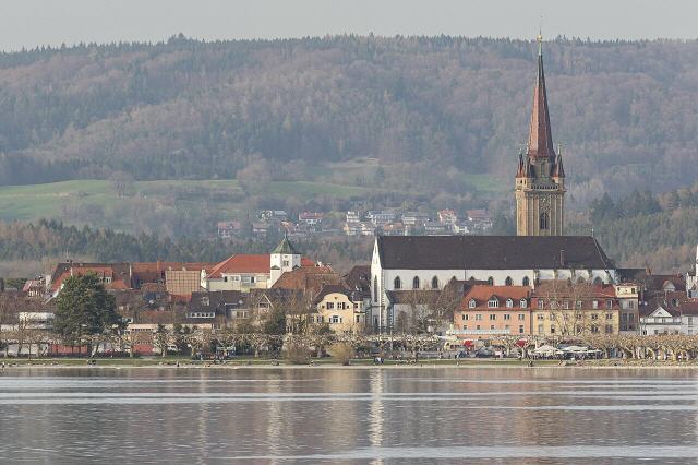 Radolfzell am Bodensee ist eine Stadt am nordwestlichen Ufer des Untersees, einem Teilsee des Bodensees, etwa 20 km nordwestlich von Konstanz und zehn km östlich von Singen (Hohentwiel) und nach diesen die drittgrößte Stadt im Landkreis Konstanz, die drittgrößte Stadt am Bodensee und die einzige Stadt, die den Zusatz am Bodensee trägt. Radolfzell bildet ein Mittelzentrum für die umliegenden Gemeinden und ist seit dem 1. Januar 1975 Große Kreisstadt.