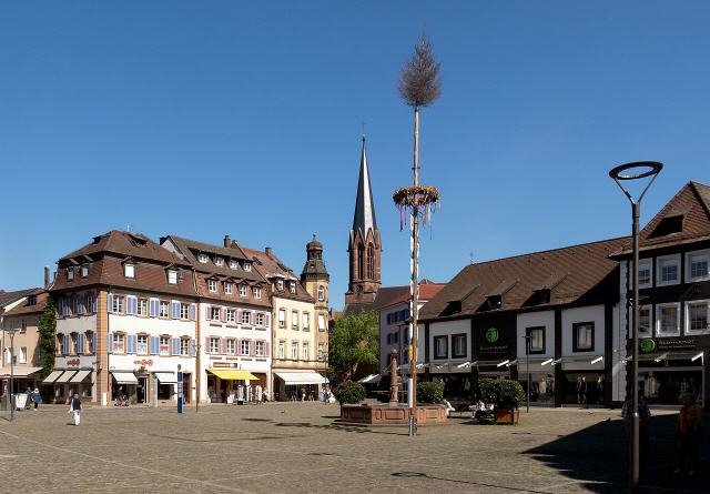Emmendingen ist eine Stadt im Südwesten Baden-Württembergs, etwa 14 Kilometer nördlich von Freiburg im Breisgau. Seit dem 1. Januar 1973 ist Emmendingen eine Große Kreisstadt und mit 29.560 Einwohnern die größte Stadt und die Kreisstadt des Landkreises Emmendingen. Mit den Gemeinden Freiamt, Malterdingen, Sexau und Teningen hat die Stadt eine Verwaltungsgemeinschaft vereinbart.