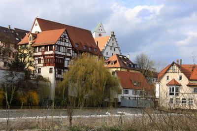 Riedlingen ist eine Kleinstadt in Baden-Württemberg mit sieben Teilorten und 11.029 Einwohnern. Riedlingen liegt am Südrand der Schwäbischen Alb an der Donau im westlichen Oberschwaben. Die Hochschulstadt ist ein Mittelzentrum im Großraum Ulm, im Regierungspräsidium Tübingen und im Landkreis Biberach. Riedlingen ist Schul- und Verwaltungsstadt von regionaler Bedeutung. Sie ist Sitz eines Amtsgerichts und eines Finanzamts. Riedlingen ist ein Zentrum klein- und mittelständischen Gewerbes.