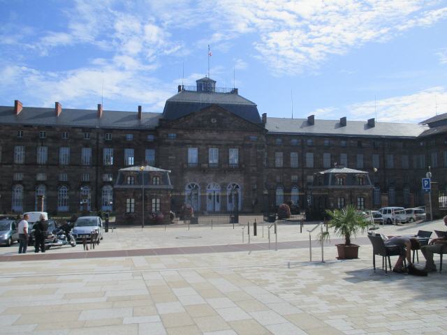 Saverne (deutsch Zabern, elsässisch Zàwere ist eine Stadt im Unterelsass (Europäische Gebietskörperschaft Elsass), an der Zorn und dem parallel dazu verlaufenden Rhein-Marne-Kanal gelegen. Die Siedlung ist seit spätrömischer Zeit bezeugt; in der Folge der Teilungen des Fränkischen Reichs kam der Ort 870 zum Ostfrankenreich, das später ins Römisch-Deutsche Reich überging. Seit 1680 gehört die Stadt mit Unterbrechungen zu Frankreich und ist seit 1790 dem Département Bas-Rhin zugeordnet. Seit dem 13. Februar 2014 ist die Stadt Zabern im Sinne der Europäischen Charta der Regional- oder Minderheitensprachen zweisprachig.