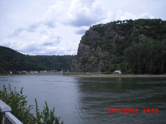 Sagen und Mythen ranken sich um das Tal der Loreley. Wo sich der Mittelrhein in engen Windungen durch Hunsrück und Taunus gegraben hat, erhebt sich die imposante, Felsformation.