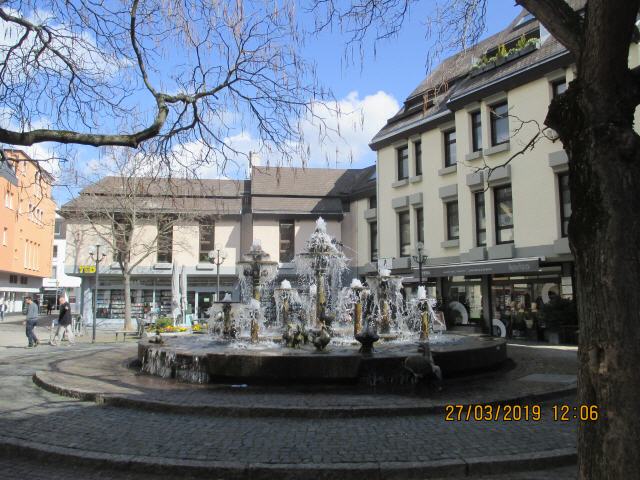 Neustadt an der Weinstraße, bis 1936 und von 1945 bis 1950 Neustadt an der Haardt,[2] ist eine kreisfreie Stadt in Rheinland-Pfalz und Teil der Metropolregion Rhein-Neckar. Sie gehört zu den zehn größten Städten des Bundeslandes. Die Stadt in der Pfalz an der Deutschen Weinstraße ist eines der Zentren des deutschen Weinbaus und veranstaltet jährlich das Deutsche Weinlesefest, bei dem in der Regel die Deutsche Weinkönigin gewählt wird. Bekannt ist Neustadt außerdem durch das im Stadtgebiet gelegene Hambacher Schloss, dem Schauplatz des Hambacher Festes, der deutschen Demokratiebewegung im Jahr 1832.