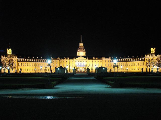 Das Karlsruher Schloss wurde ab 1715 im Stile des Barocks als Residenz des Markgrafen Karl Wilhelm von Baden-Durlach errichtet. Es diente bis 1918 als Residenzschloss der Markgrafen bzw. Großherzöge von Baden. Heute ist in dem Gebäude das Badische Landesmuseum untergebracht. In unmittelbarer Nachbarschaft (dem sogenannten Schlossbezirk) befindet sich das Bundesverfassungsgericht.