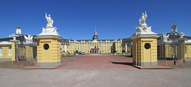 Das Karlsruher Schloss wurde ab 1715 im Stile des Barocks als Residenz des Markgrafen Karl Wilhelm von Baden-Durlach errichtet. Es diente bis 1918 als Residenzschloss der Markgrafen bzw. Großherzöge von Baden. Heute ist in dem Gebäude das Badische Landesmuseum untergebracht. In unmittelbarer Nachbarschaft (dem sogenannten Schlossbezirk) befindet sich das Bundesverfassungsgericht.