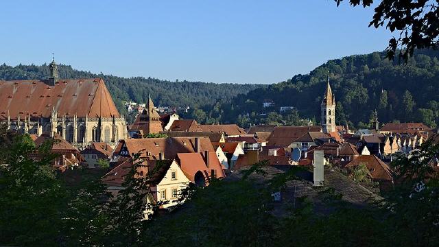 Schwäbisch Gmünd (Aussprache: ist eine Stadt im Osten Baden-Württembergs, die etwa 50 km östlich der Landeshauptstadt Stuttgart liegt. Die frühere Reichsstadt gehört zur Region Ostwürttemberg und zur Randzone der europäischen Metropolregion Stuttgart. Sie ist sowohl einwohner- als auch flächenmäßig die größte Stadt im Remstal. Hinsichtlich der Bevölkerungsgröße ist sie nach Aalen die zweitgrößte Stadt des Ostalbkreises sowie der gesamten Region Ostwürttemberg, in der sie ein Mittelzentrum für ihr Umland bildet. Seit 1956 ist Schwäbisch Gmünd Große Kreisstadt und seit 1973 der Sitz des Regionalverbandes Ostwürttemberg.