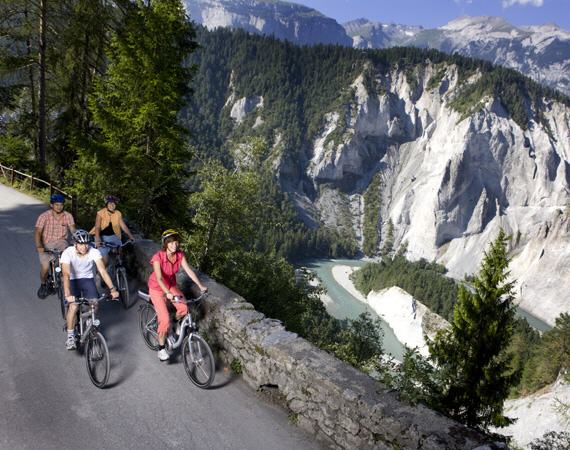 Auf dieser Tour wird dir bewusst, warum die Rheinschlucht auch "Swiss Grand Canyon" genannt wird. Von Ilanz umrundest  du die Rheinschlucht und kehrst wieder nach Ilanz zurück.