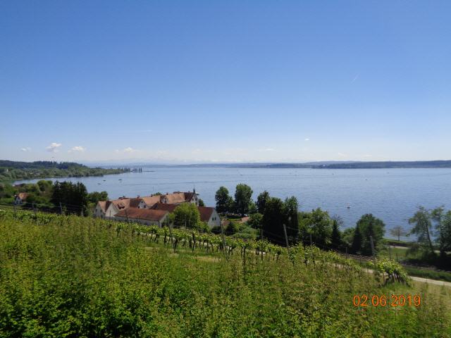 Der Überlinger See ist der nordwestliche Teil des Obersees. Der Finger des Bodensees wird etwa durch die Fährverbindung von Meersburg nach Konstanz abgegrenzt und reicht bis Bodman-Ludwigshafen