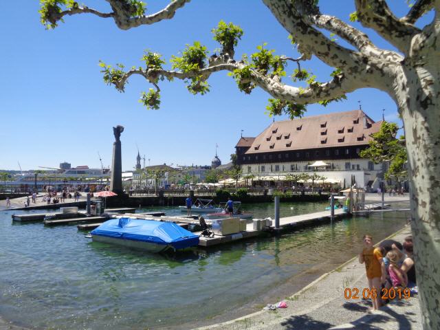 Konstanz (Aussprache, standarddeutsch auch , alemannisch  und ähnlich ist die größte Stadt am Bodensee und Kreisstadt des Landkreises Konstanz. Die vormalige Freie und zugleich Reichsstadt gehört zur Bundesrepublik Deutschland und liegt an der Grenze zur Schweiz. Seit dem 1. April 1956 ist Konstanz eine Große Kreisstadt und bildet ein Oberzentrum innerhalb der Region Hochrhein-Bodensee im Regierungsbezirk Freiburg des Landes Baden-Württemberg. In Konstanz sind zwei Hochschulen ansässig, die Universität Konstanz und die Hochschule Konstanz Technik, Wirtschaft und Gestaltung (HTWG). Die Geschichte des Ortes reicht bis in die römische Zeit zurück.